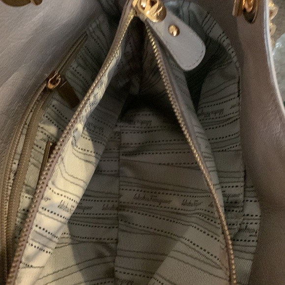 SALVATORE FERRAGAMO bag, genuine leather in 2-tone beige. Gold tone chains. - Picture 15 of 17